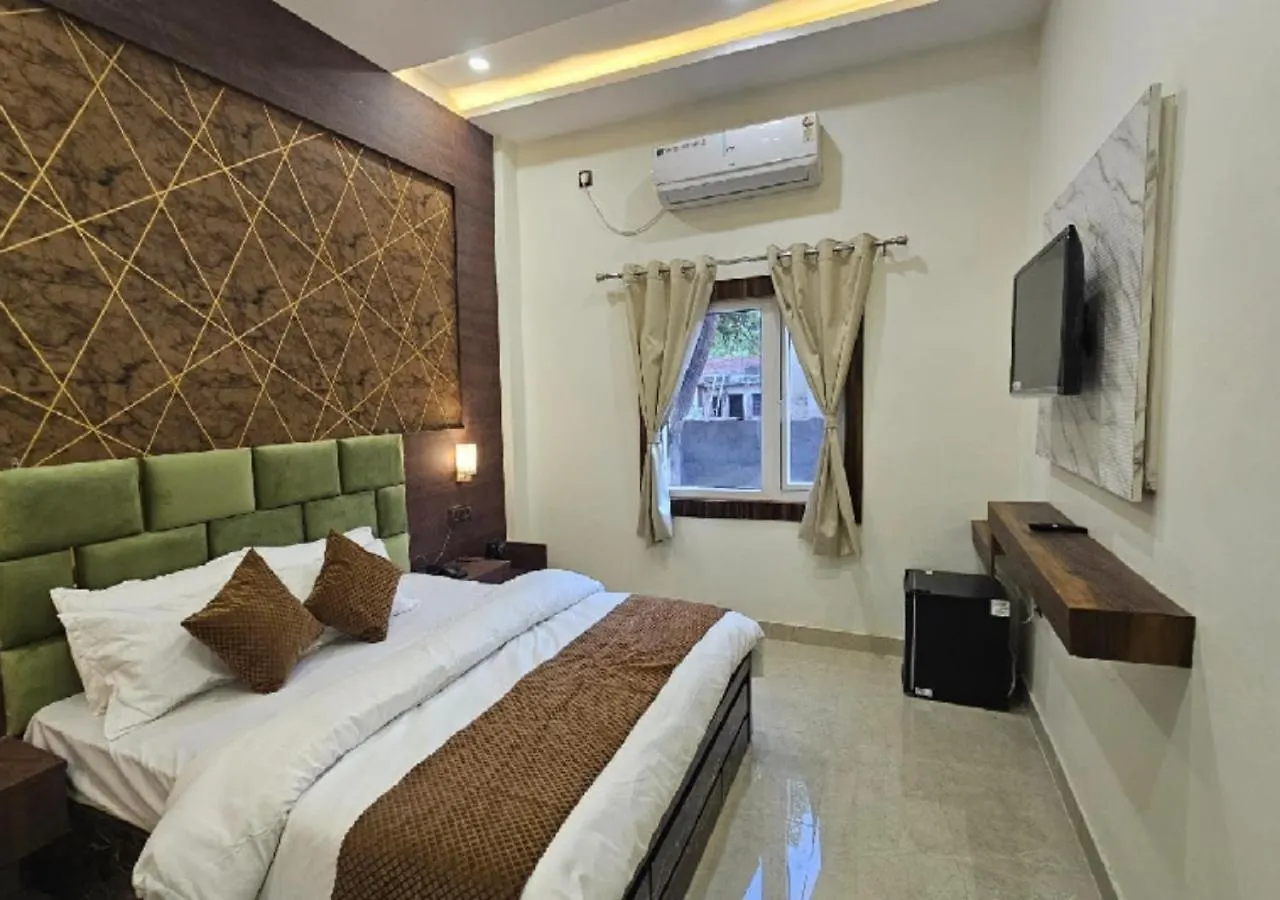 Triveni International Otel Kakarmatha