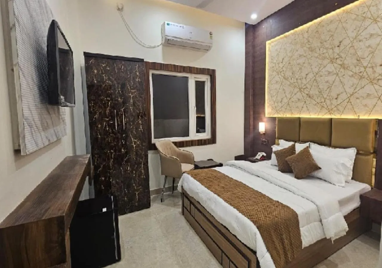 Triveni International Otel Kakarmatha