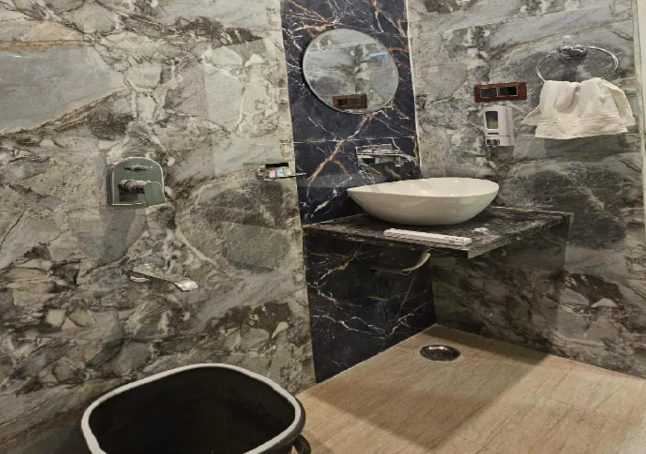 Triveni International Otel Kakarmatha